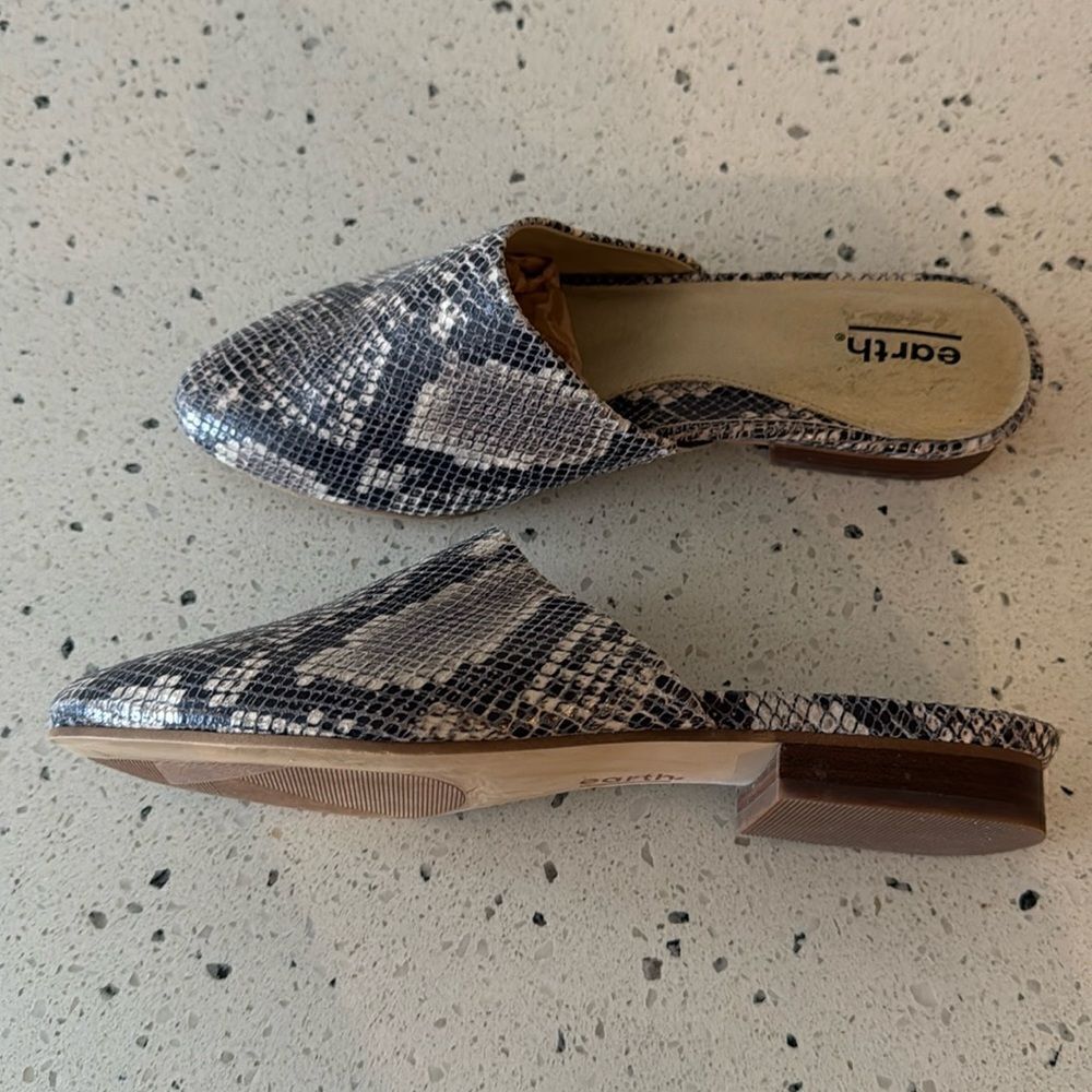 EARTH Uptown UMA Cream Gray Snake Print Leather Mules Flats Slides Size 7.5M EUC